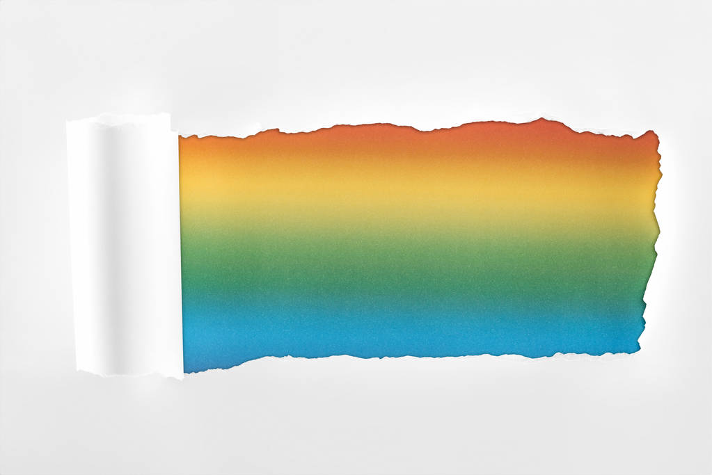 roztrhl texturované bílé papíry s válcovaný hranou na vícebarevné pozadí  - Fotografie, Obrázek