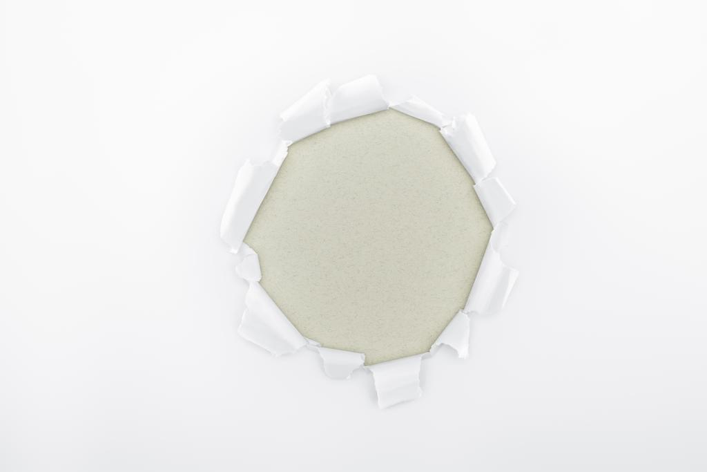 roztržený otvor v bílém texturovaného papíru na šedém pozadí  - Fotografie, Obrázek