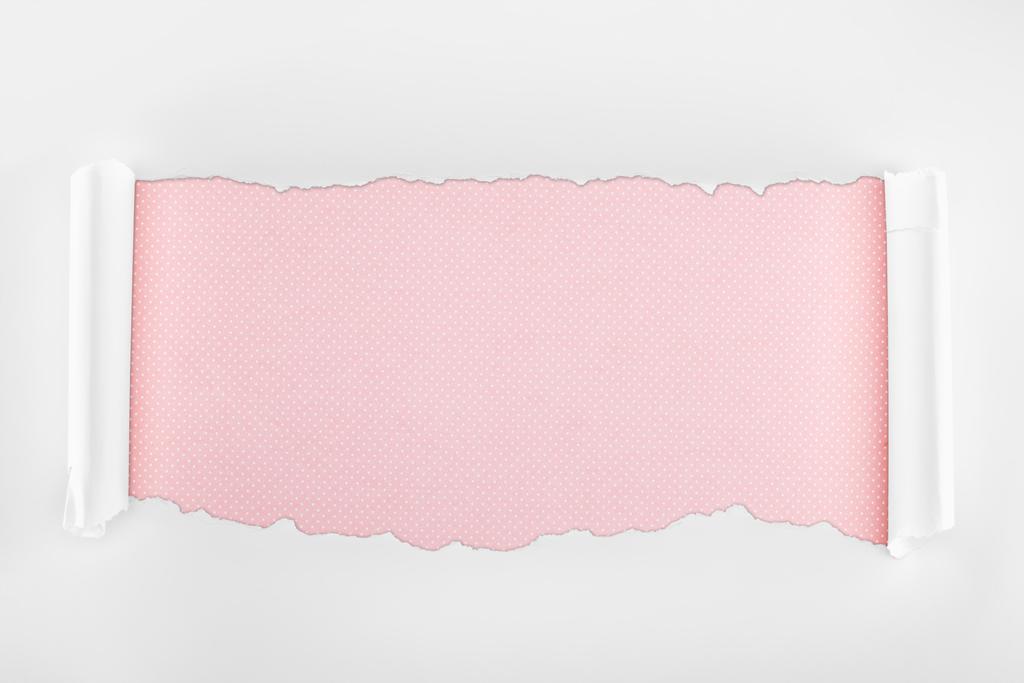 rongyos, textúrázott fehér papír rózsaszínű háttérrel  - Fotó, kép