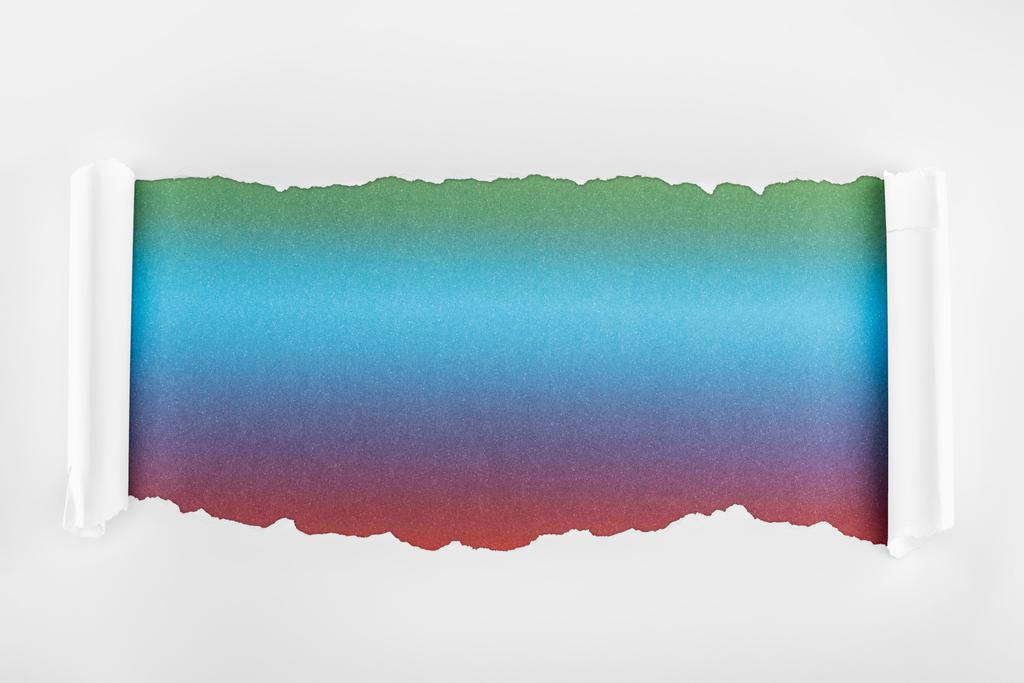 papel branco esfarrapado com bordas de ondulação em fundo multicolorido
 - Foto, Imagem