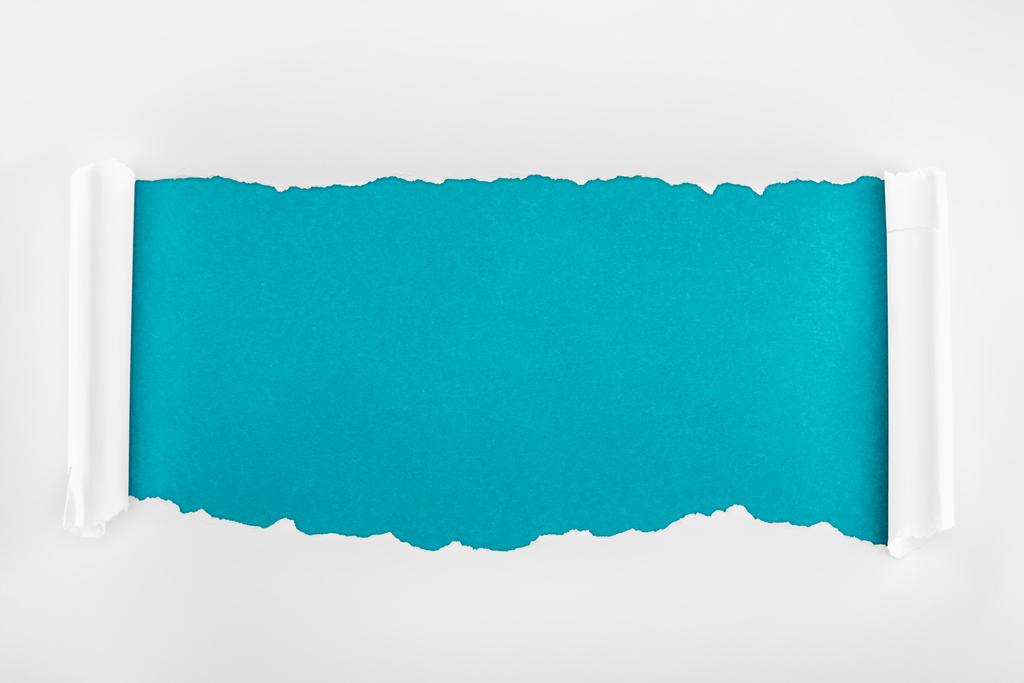 hasogatott fehér textúrájú papír curl élek, kék háttér  - Fotó, kép