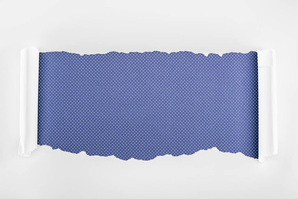 roztrhaný bílý texturový papír s okraji kudrlinkou na fialově tečkované pozadí  - Fotografie, Obrázek