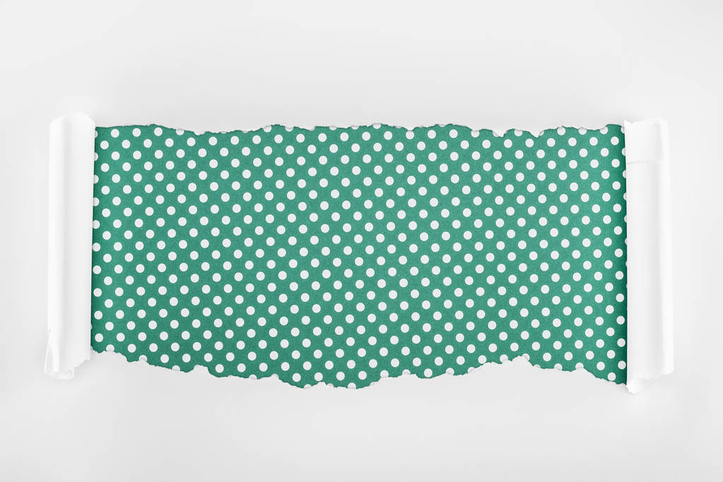 yeşil polka nokta arka planda kıvırmak kenarları ile beyaz dokulu kağıt sökük  - Fotoğraf, Görsel