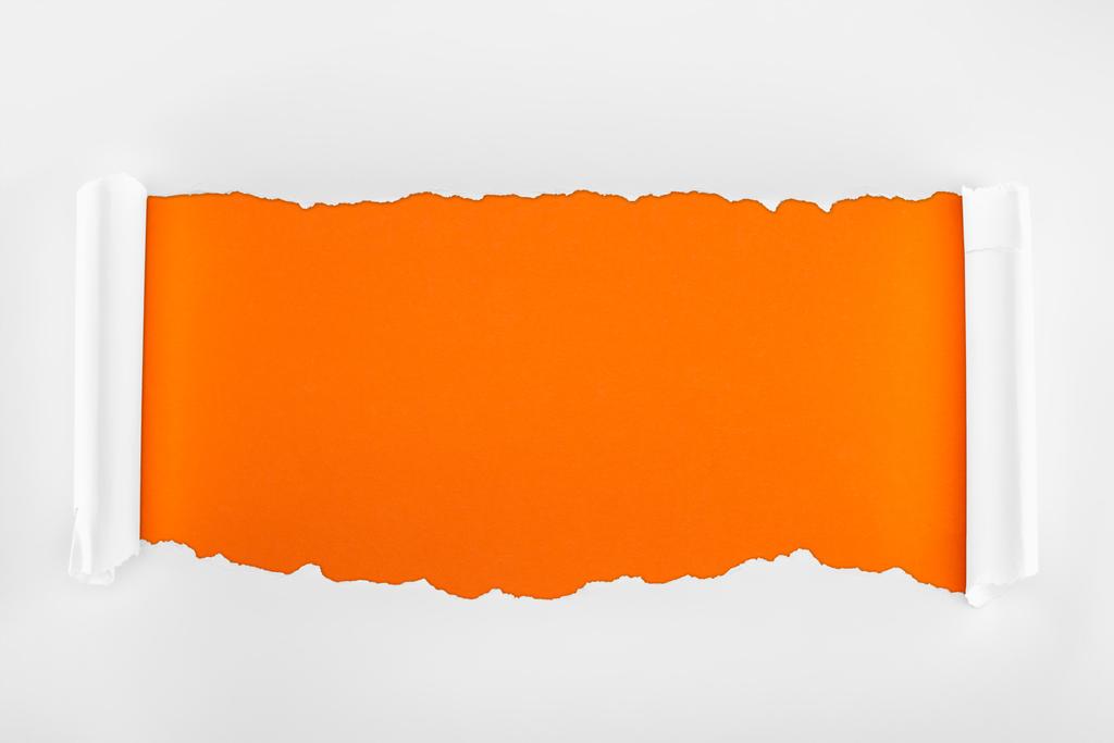 turuncu arka planda haddelenmiş kenarlar ile beyaz dokulu kağıt sökük  - Fotoğraf, Görsel