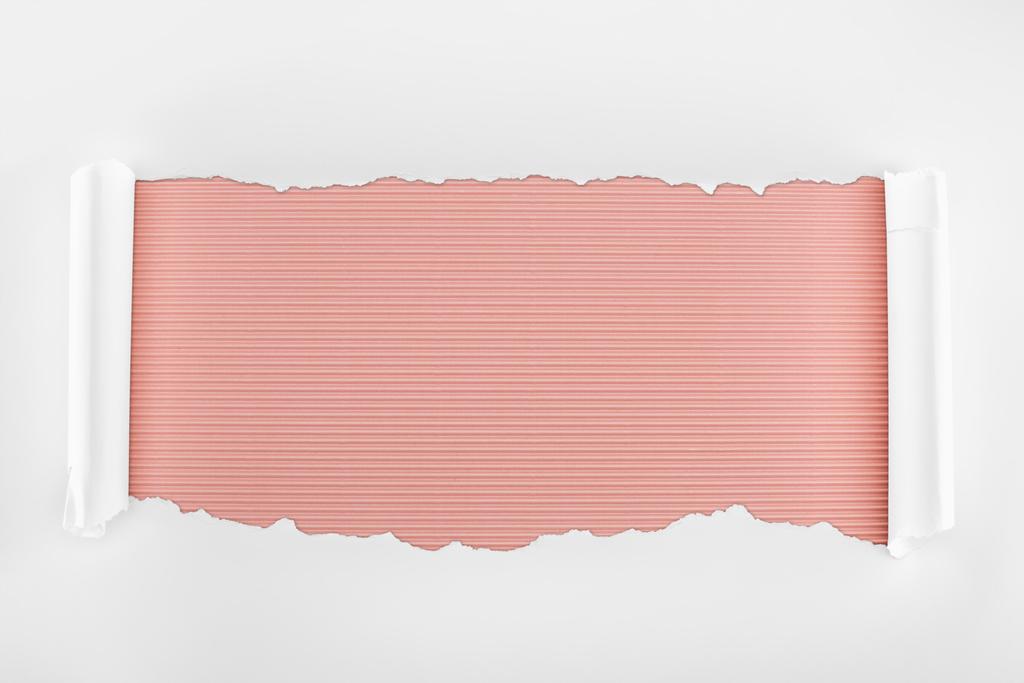 порванная белая текстурированная бумага с загнутыми краями на розовом полосатом фоне
  - Фото, изображение