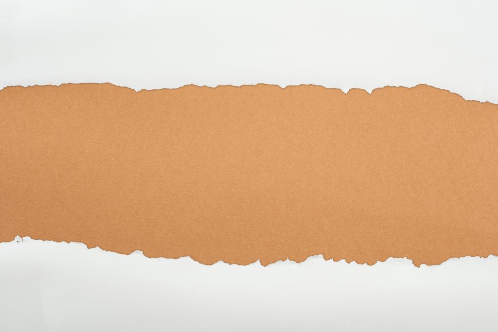 geripte witte textuur papier met kopieerruimte op bruine achtergrond  - Foto, afbeelding
