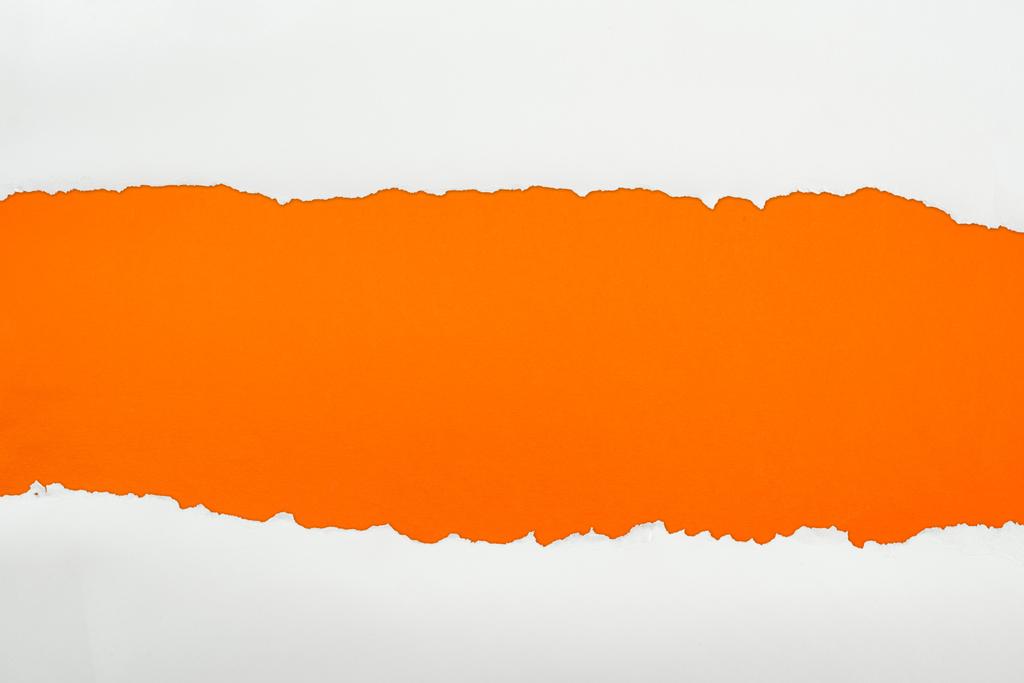papier texturé blanc déchiré avec espace de copie sur fond orange
  - Photo, image