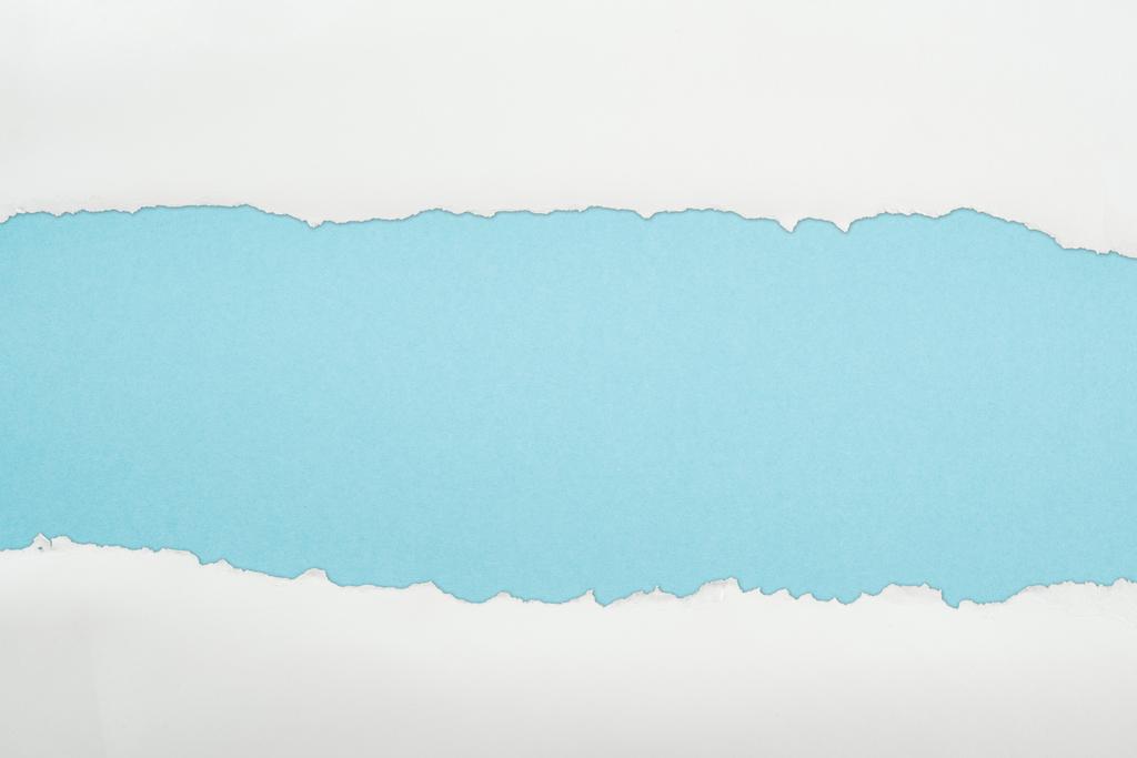 haveloos wit en textuur papier met kopieerruimte op licht blauwe achtergrond  - Foto, afbeelding