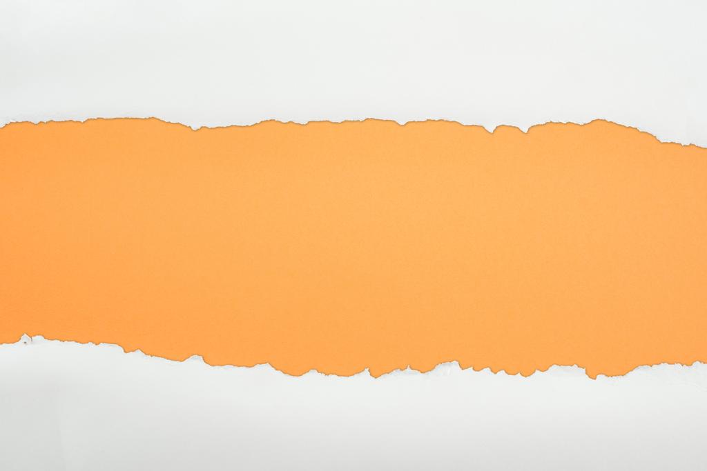 haveloos wit textuur papier met kopieerruimte op oranje achtergrond  - Foto, afbeelding