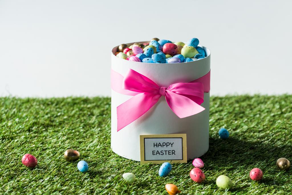caja de regalo con huevos de Pascua y feliz tarjeta de Pascua aislado en gris
 - Foto, imagen