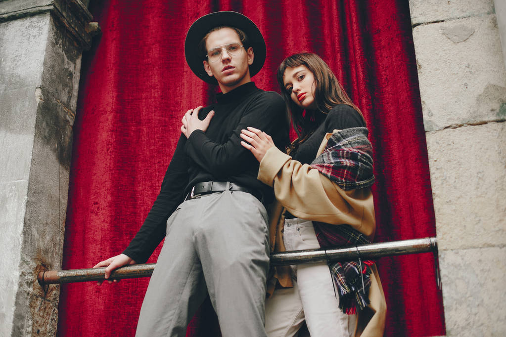 Una pareja de moda en una ciudad sombría
 - Foto, imagen
