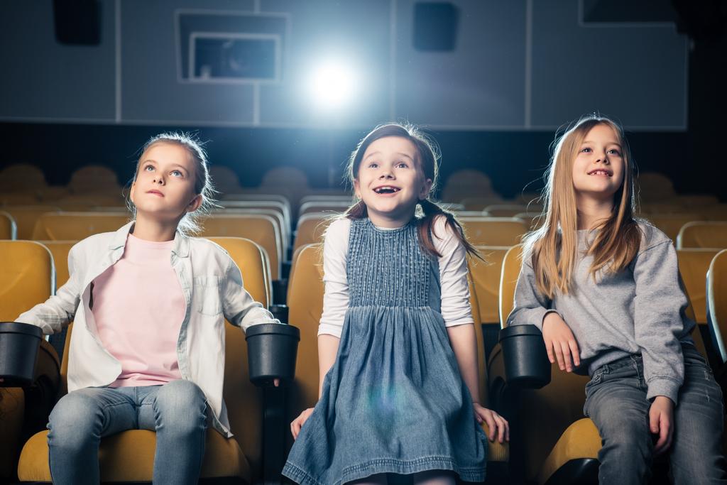 子供一緒に映画館で映画を見ての 3 つの愛らしい笑顔 - 写真・画像