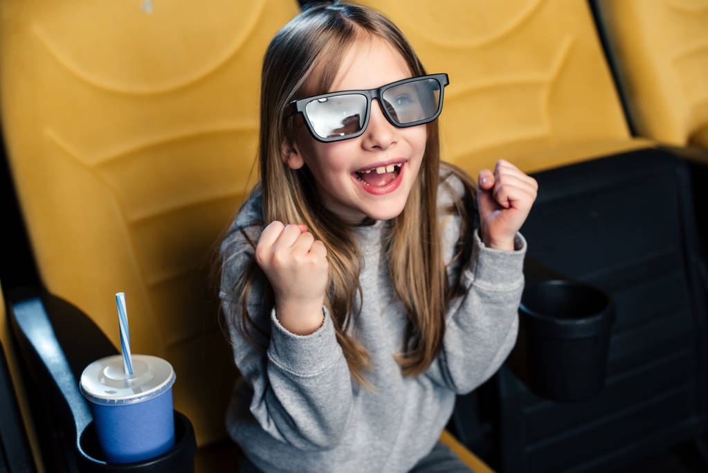 ενθουσιασμένος συναισθηματική παιδί στα γυαλιά 3d ταινία στον κινηματογράφο  - Φωτογραφία, εικόνα