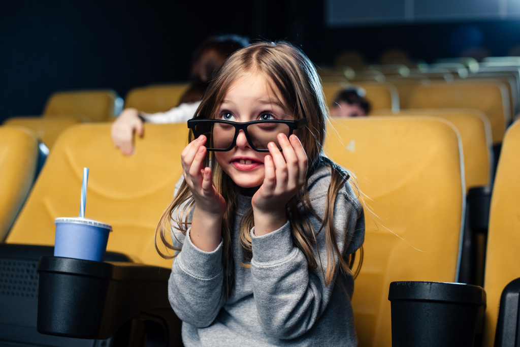 niedliche verängstigte Kind in 3D-Brille suchen Film im Kino  - Foto, Bild