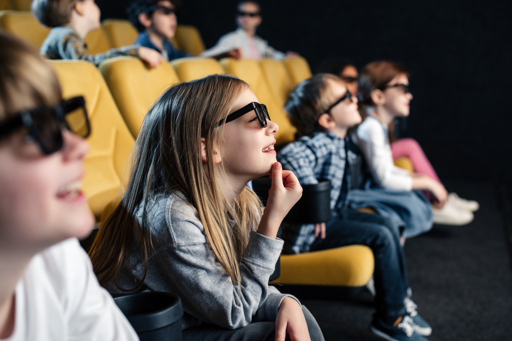 избирательный фокус улыбающихся друзей, смотрящих фильм в 3D очках
 - Фото, изображение