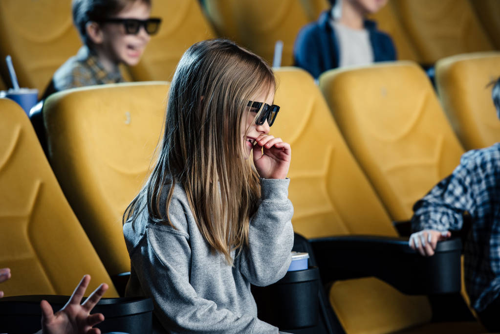 Valikoiva painopiste hymyilevä lapsi 3D-lasit istuu elokuva ja katsella elokuvaa
 - Valokuva, kuva