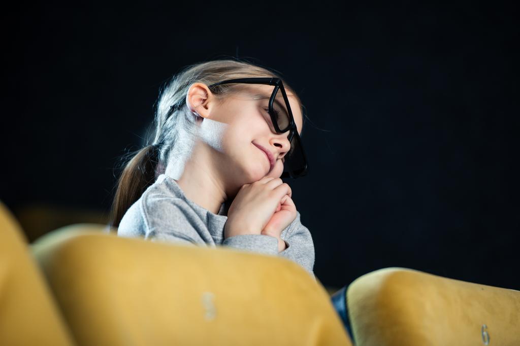 roztomilý pohádkový dítě v 3d brýlích sledování filmu v kině - Fotografie, Obrázek