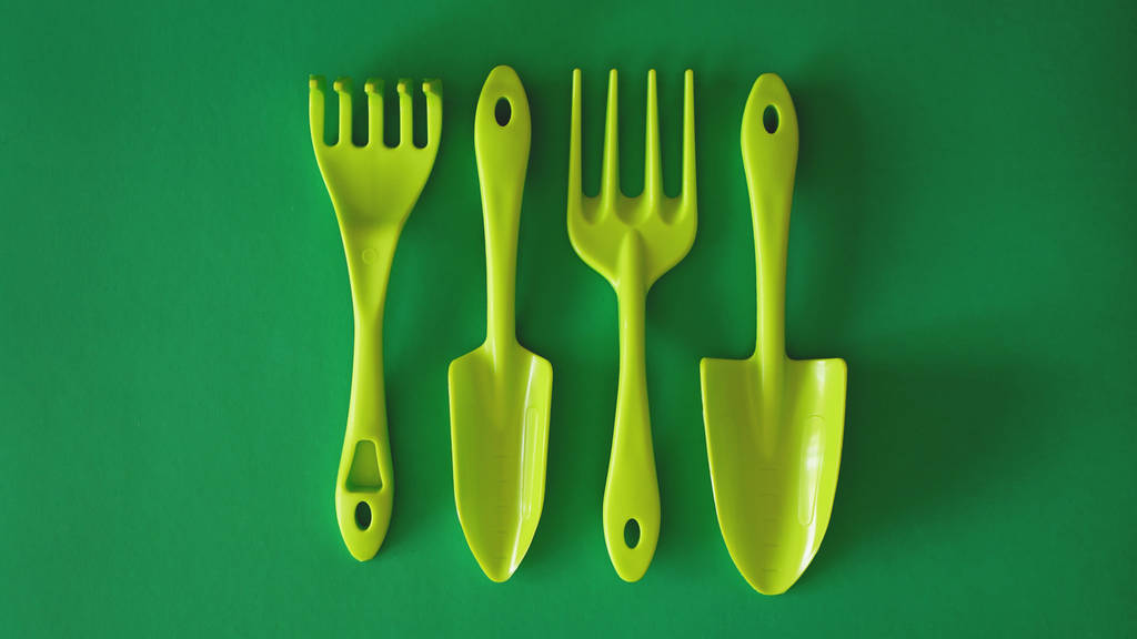 Ensemble d'outils de jardin vert sur fond vert
 - Photo, image