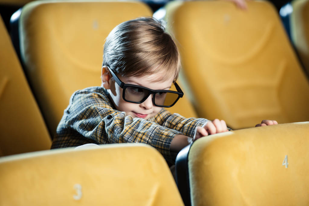 χαριτωμένο αγόρι χαμογελά με 3d γυαλιά που κάθεται στο κάθισμα άνετο κινηματογράφος  - Φωτογραφία, εικόνα