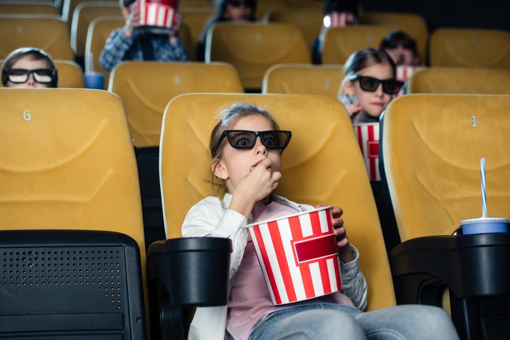 映画を見て、一緒に映画館でポップコーンを食べる友達  - 写真・画像