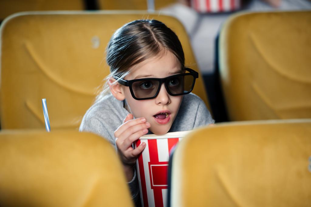 επιλεκτική εστίαση του φοβισμένο παιδί στα γυαλιά 3d βλέποντας ταινία και τρώγοντας ποπ κορν - Φωτογραφία, εικόνα