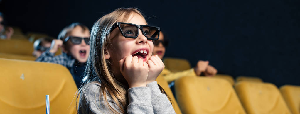 3d gözlük birlikte film izlerken çıktıktan çok kültürlü arkadaşlar panoramik çekim - Fotoğraf, Görsel