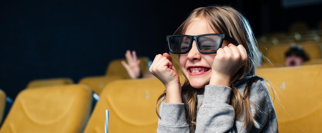 panoramatický záběr exited dítěte v 3d brýle sledování filmu v kině - Fotografie, Obrázek