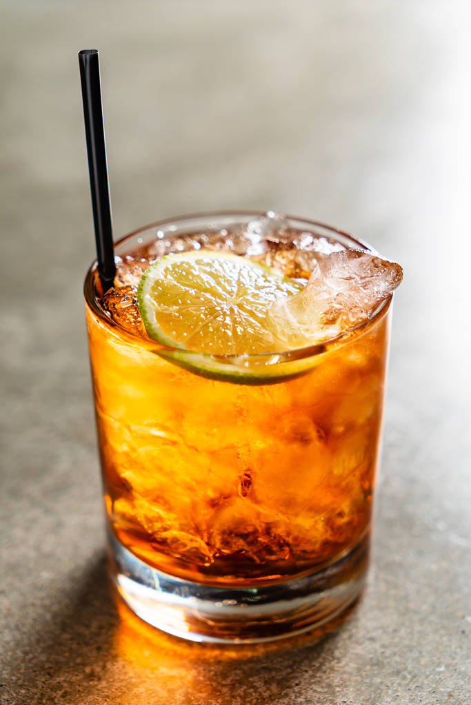 gustoso cocktail alcolico vecchio stile nel bar - Foto, immagini