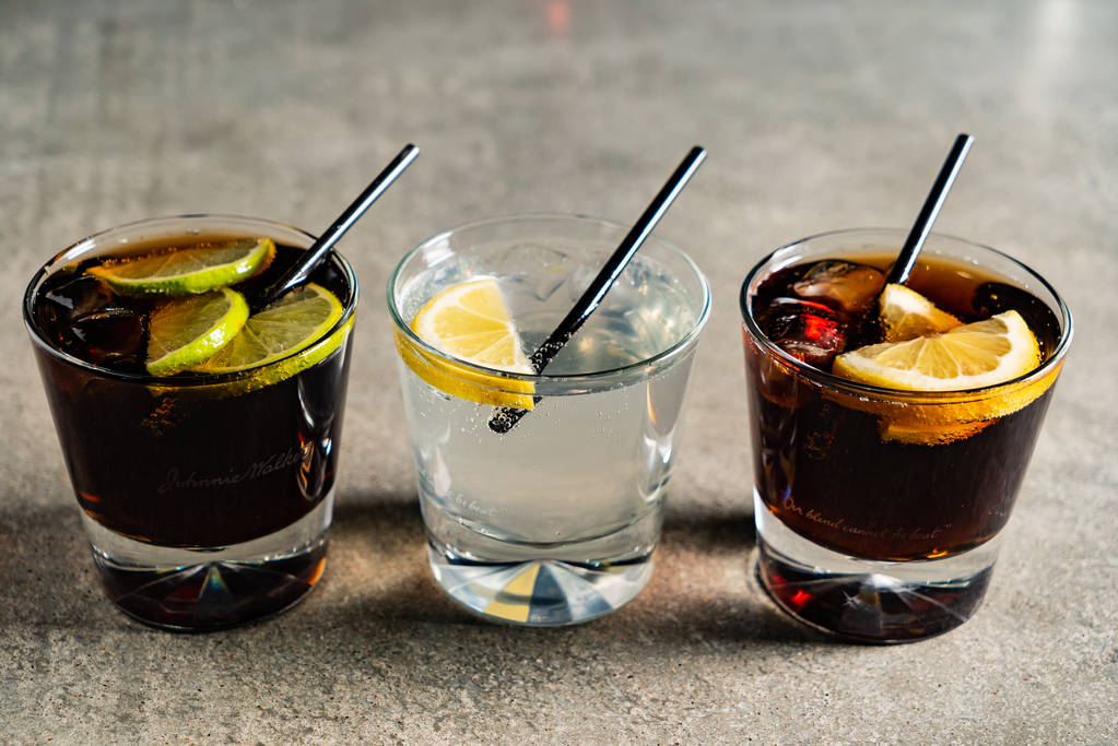 sabrosos cócteles alcohólicos antiguos en el bar
 - Foto, Imagen