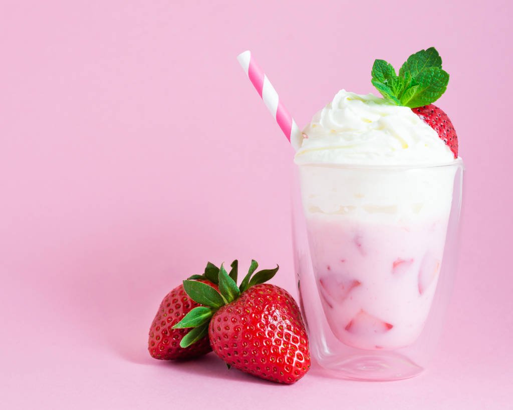 Полуничний смузі або молочний коктейль зі збитими вершками і полуницею
 - Фото, зображення