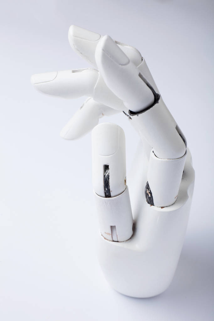Le concept d'une main prothétique sur fond blanc, verticale
 - Photo, image