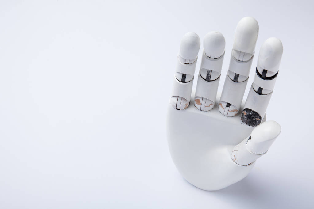 Main humaine robotique sur fond blanc. Espace pour le texte
. - Photo, image
