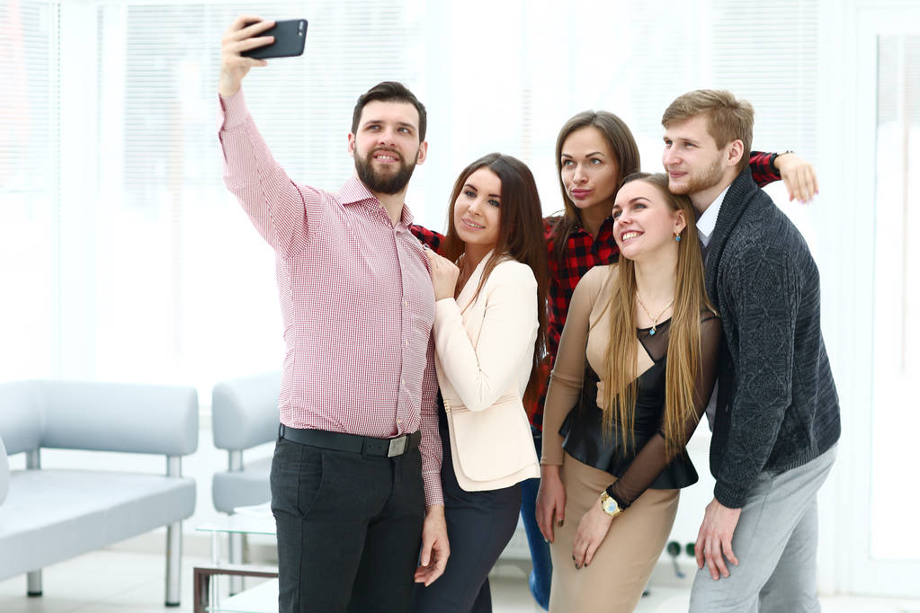 Happy obchodní tým s selfie v kanceláři - Fotografie, Obrázek