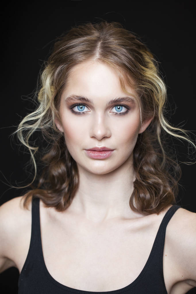 Make-up schoonheid. Close-up van de mooie blonde mode jonge vrouw - Foto, afbeelding