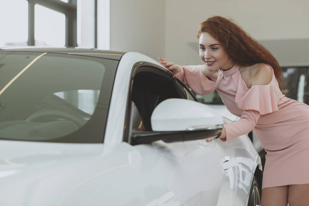 Młoda kobieta interesu zakupy na nowy samochód w salonie dealera - Zdjęcie, obraz