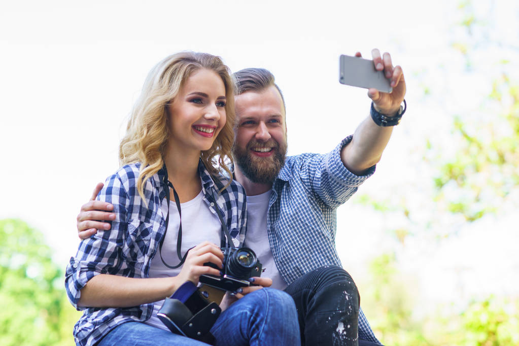Mladí milující pár tvorby selfie fotografie venkovní. Láska, vztahy a datum koncepce. - Fotografie, Obrázek