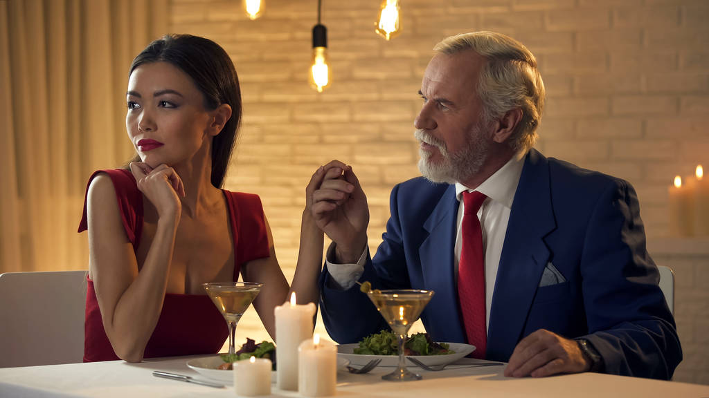 Молодая любовница игнорирует пожилого мужчину во время свидания, нарциссистка в ресторане
 - Фото, изображение