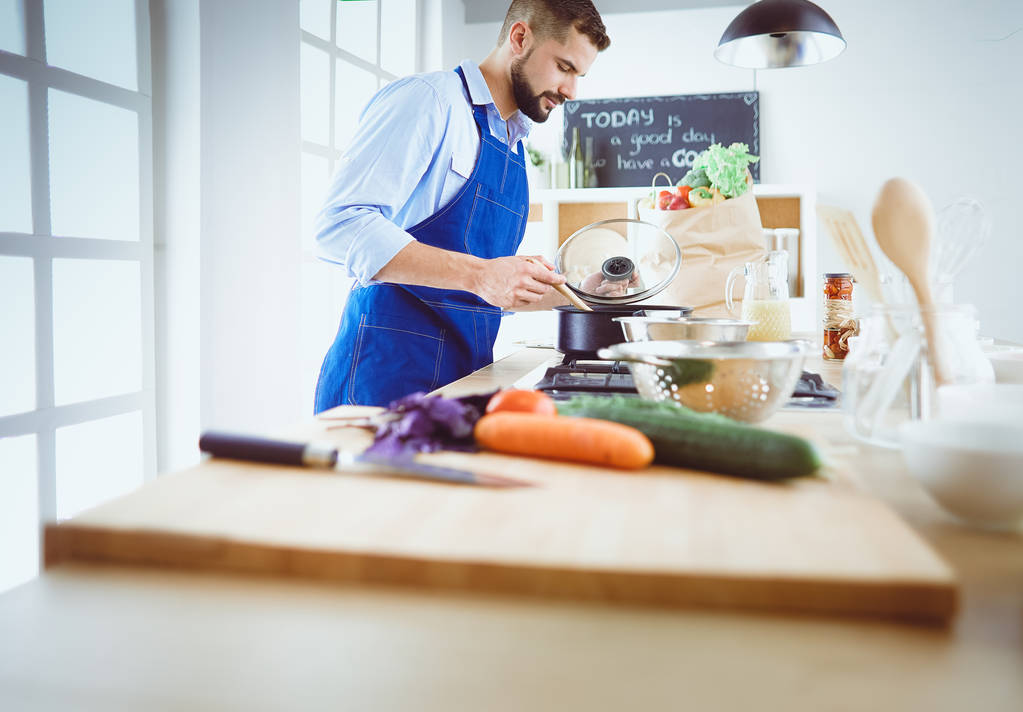 Az ember ízletes és egészséges ételeket készít az otthoni konyhában - Fotó, kép