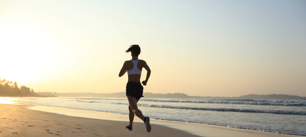 молода фітнес-леді біжить на східному пляжі
  - Фото, зображення