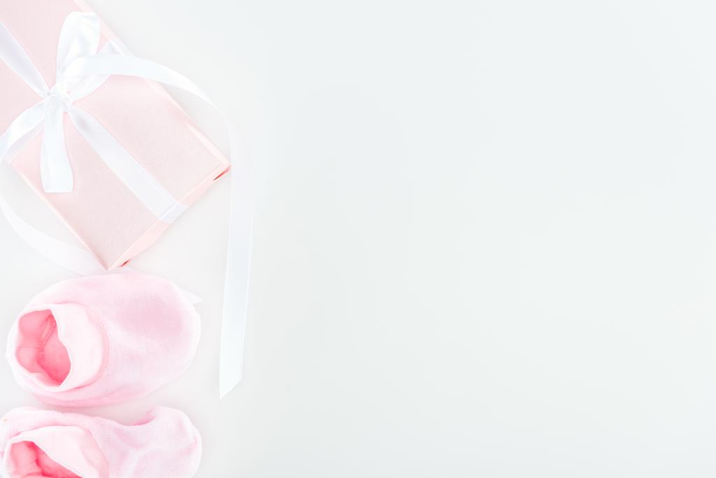 Κορυφαία θέα από ροζ μποτάκια και κουτί δώρου σε λευκό φόντο με χώρο αντιγραφής  - Φωτογραφία, εικόνα
