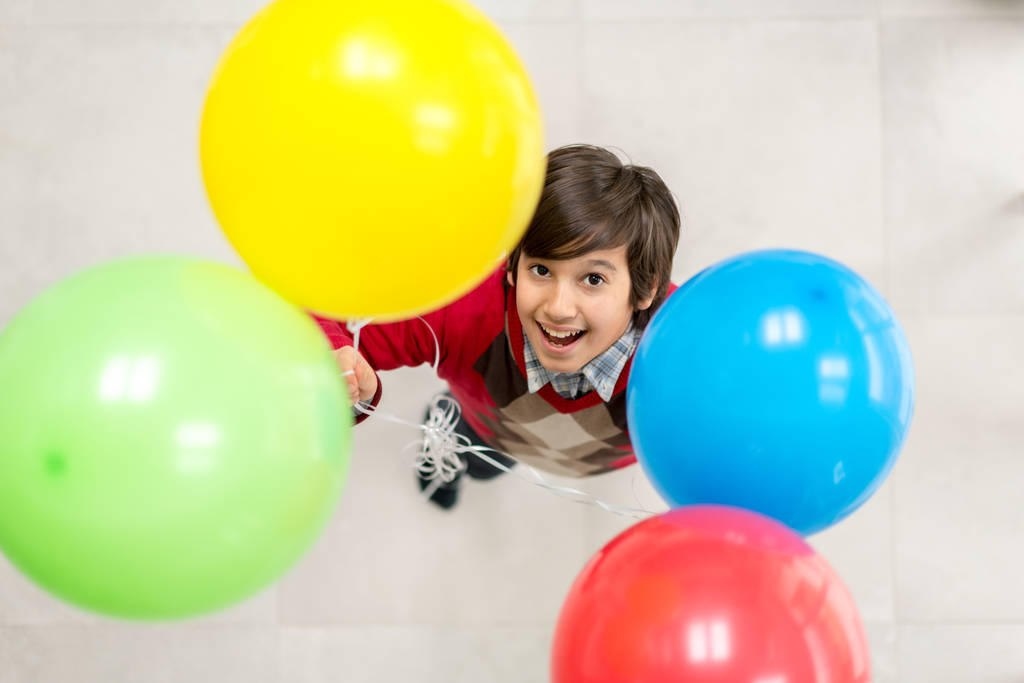 Vista superior do menino com balões
  - Foto, Imagem