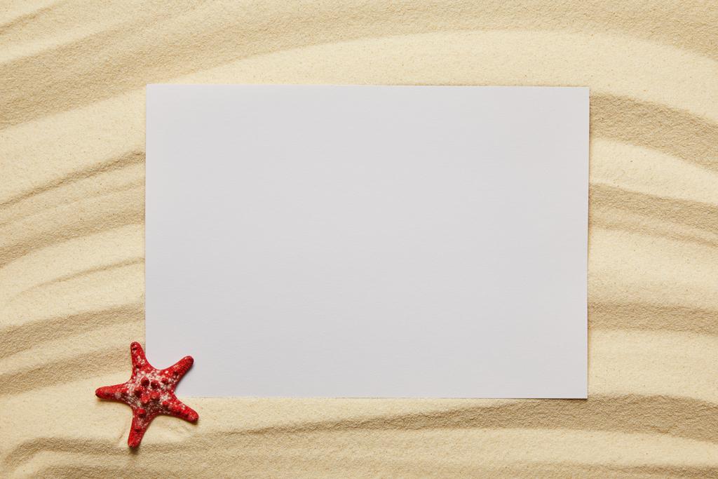 пустой плакат рядом с красной звездой на песчаном пляже летом
 - Фото, изображение
