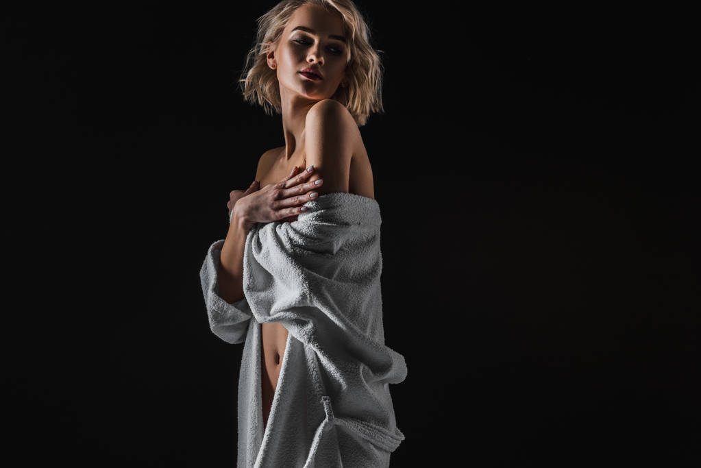 kaunis seksikäs nuori nainen valkoisessa kylpytakissa poseeraa mustalla kopiotilalla
 - Valokuva, kuva
