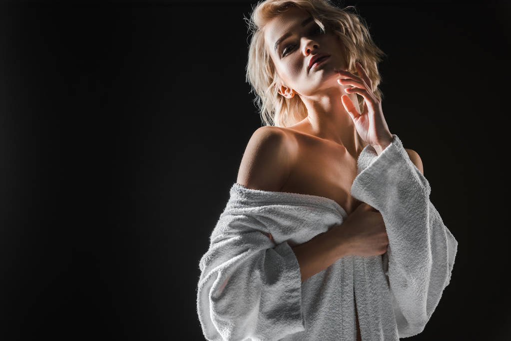 красивая сексуальная девушка в белом халате позирует изолированно на черном с копировальным пространством
 - Фото, изображение