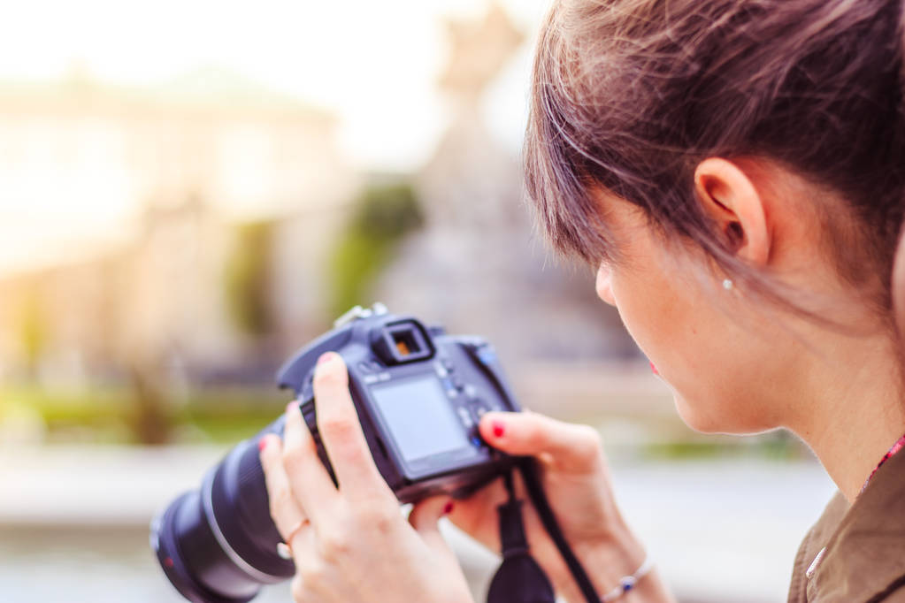Jonge vrouwelijke toeristische meisje is het nemen van foto's met haar camera - Foto, afbeelding