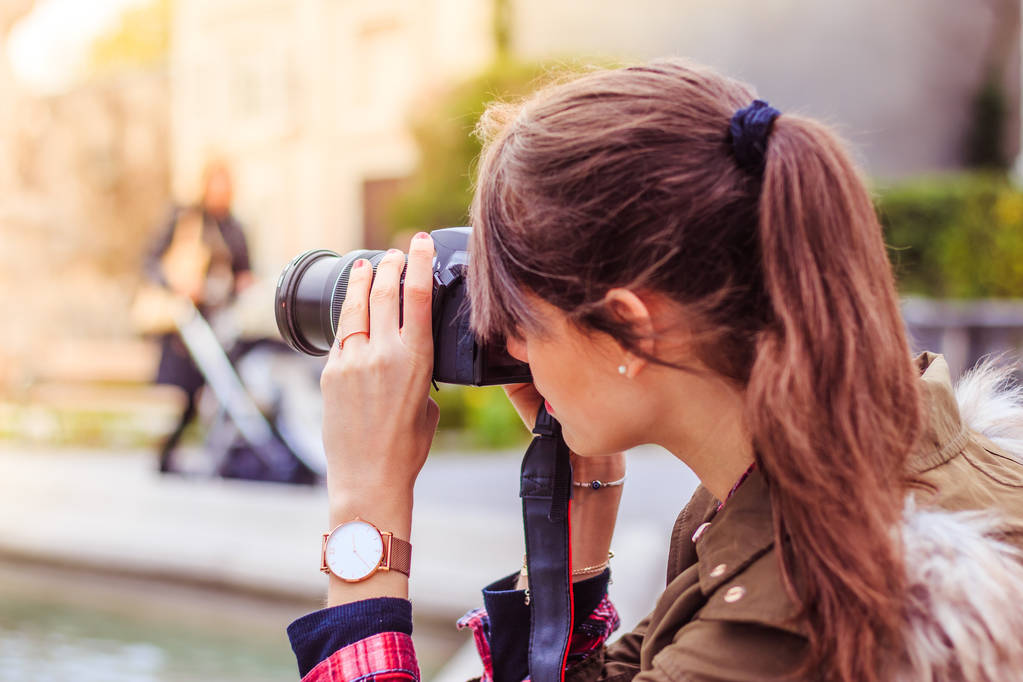 Joven mujer turista está tomando fotos con su cámara
 - Foto, imagen