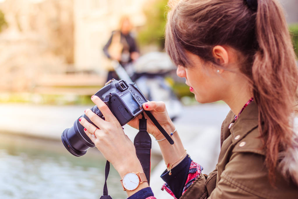Jeune fille touriste prend des photos avec son appareil photo
 - Photo, image