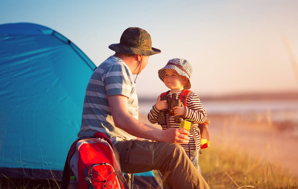 Семейный отдых с палаткой на природе на закате - Фото, изображение