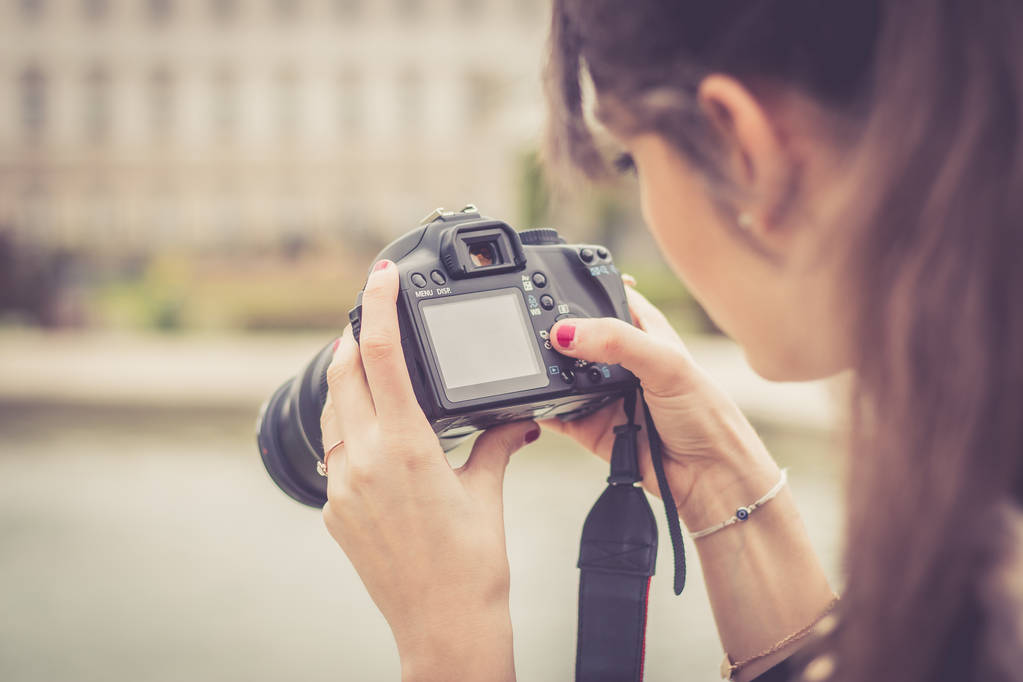Giovane ragazza turistica femminile sta prendendo scatti con la sua macchina fotografica
 - Foto, immagini