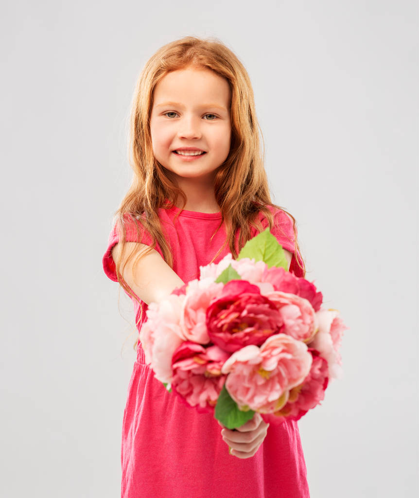 felice ragazza dai capelli rossi con i fiori
 - Foto, immagini